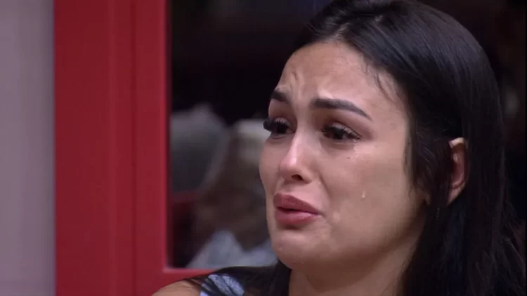 Larissa chora após treta com Bruna — Foto: Globo