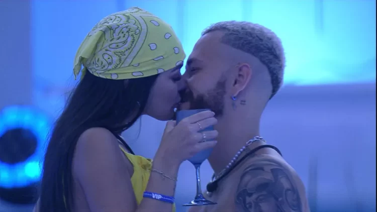 Fred e Larissa se beijam durante festa. Momento foi muito festejado por outros brothers da casa  — Foto: Globo.