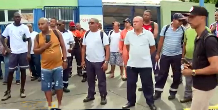 Trabalhadores da Internacional Travessias fizeram um protesto no Terminal de São Joaquim e critivcaram o governo e a concessionária. - Foto: Imagem de TV/Captura.