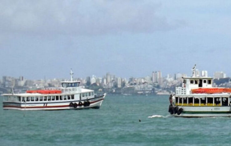 As lanchas saem de Mar Grande e de Salvador de meia em meia hora (Foto: Astramab/Divulgação)