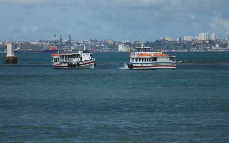 Lanchas da travessia chegando e saindo do Terminal de Vera Cruz - Foto: Astramab/Divulgação.