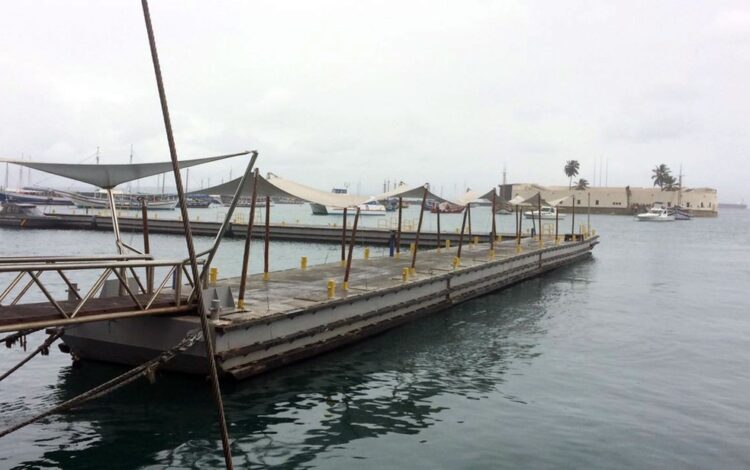 Sem as lanchinho, atracadouro do Terminal Náutico fica vazio (Foto: Astramab/Divulgação)